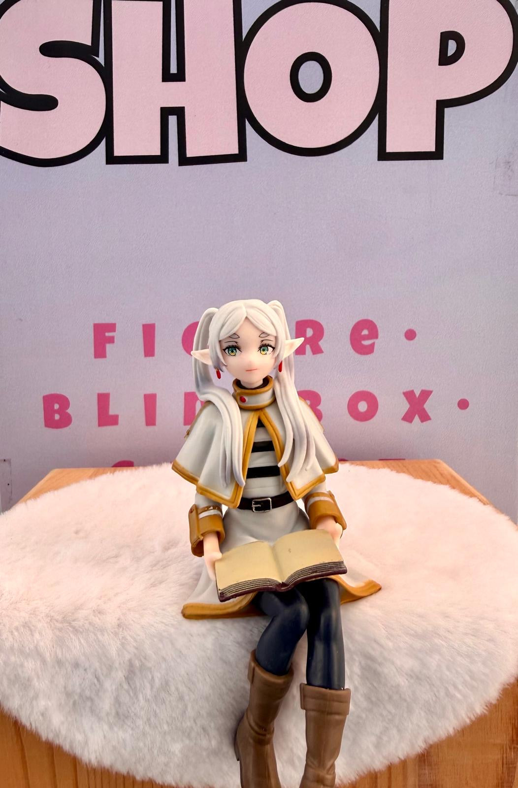 ✨ Frieren – Minifigure da Collezione Seduta (14 cm)