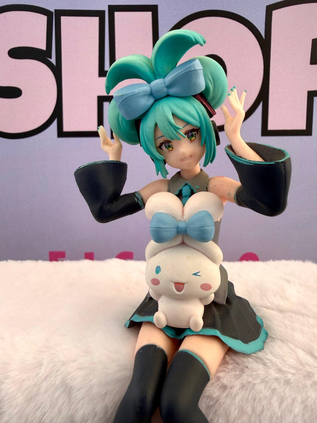 Hatsune Miku – Minifigure Seduta (14 cm) con Mascotte
