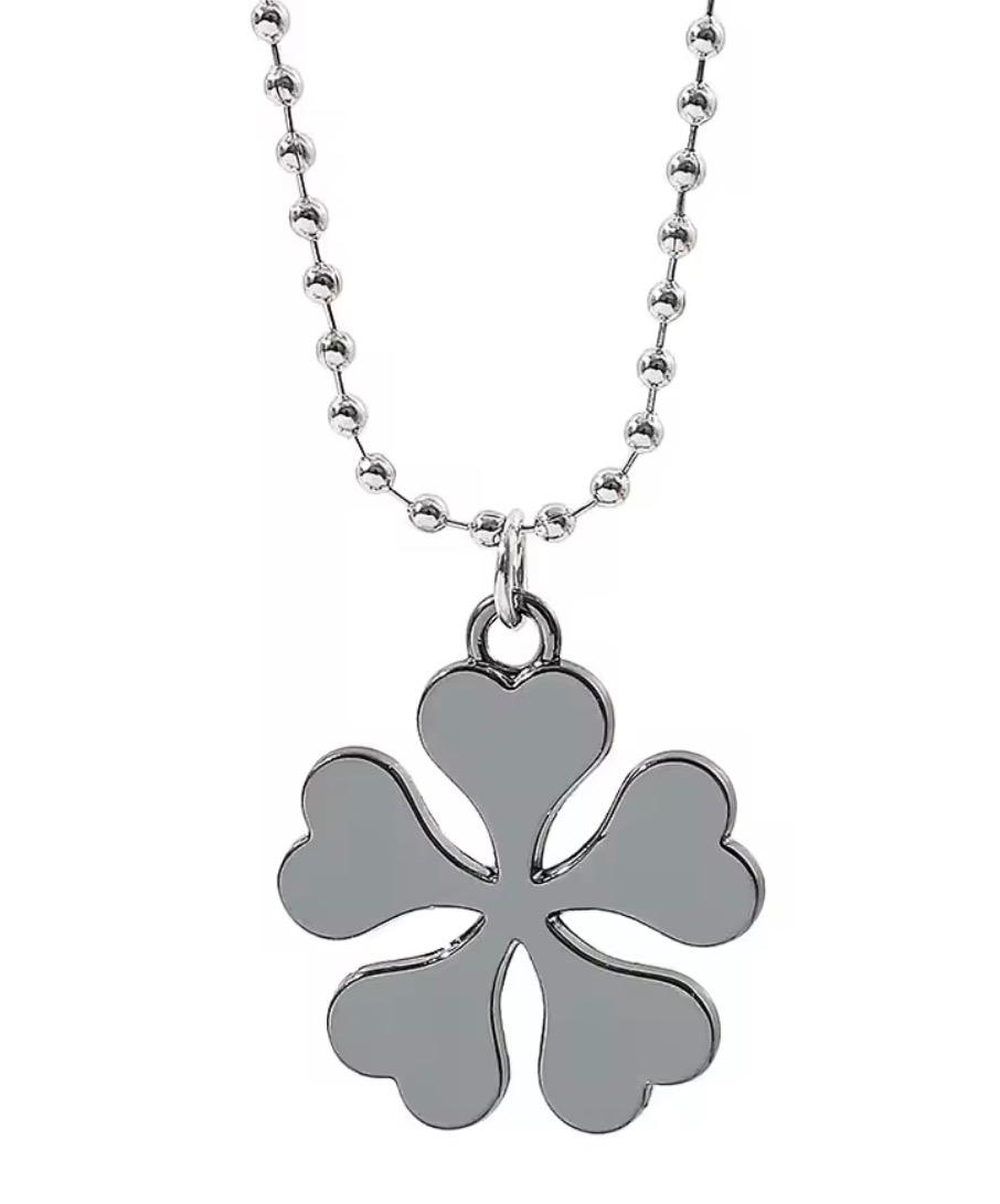 Collana Black Clover – Emblema dei Silver Eagles (Quadrifoglio Argento)