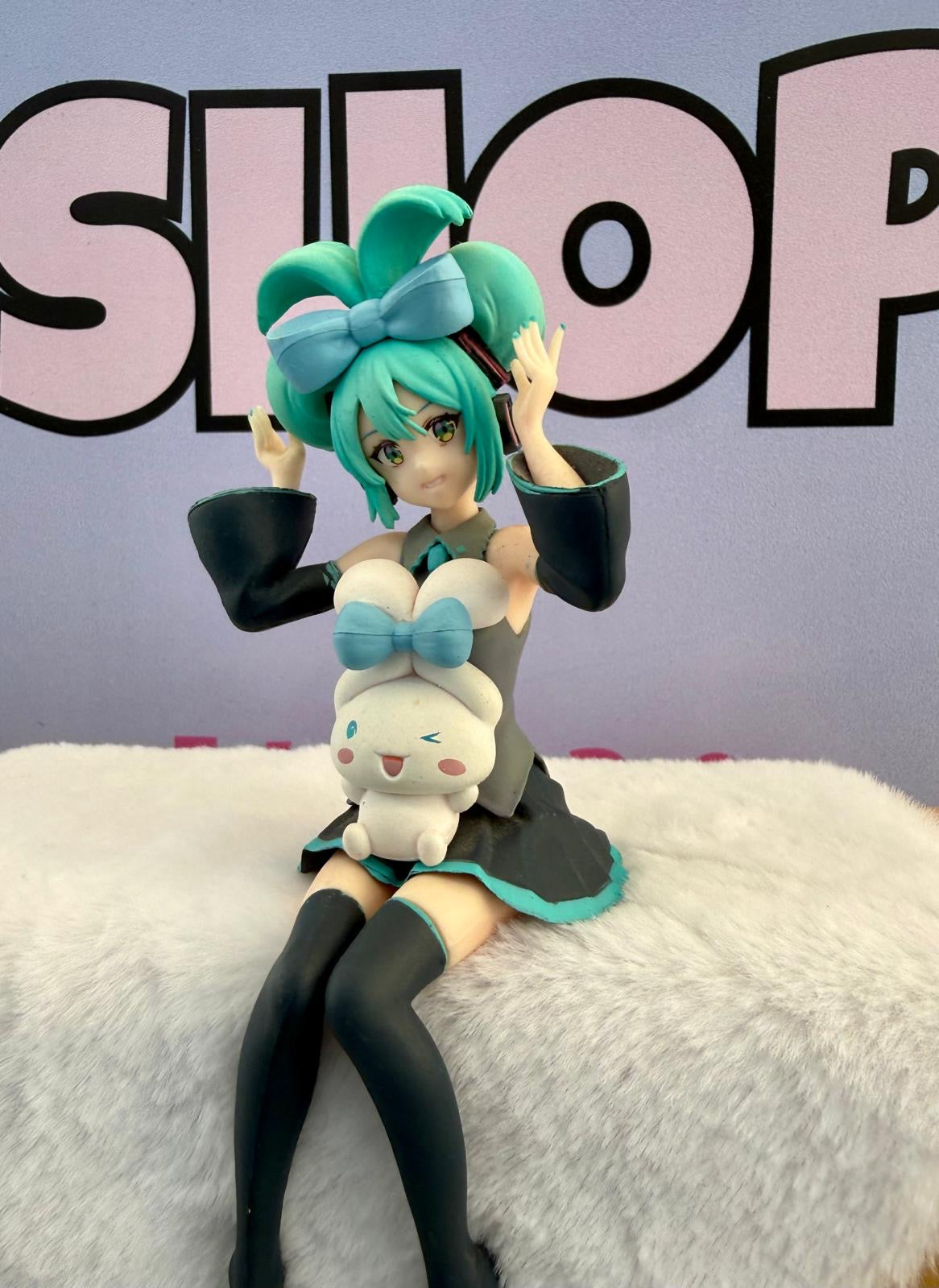 Hatsune Miku – Minifigure Seduta (14 cm) con Mascotte