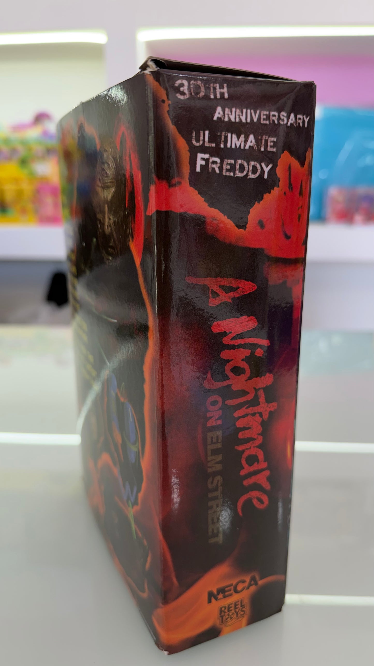 NECA – Freddy Krueger Ultimate Action Figure – A Nightmare on Elm Street – Prodotto ufficiale da collezione
