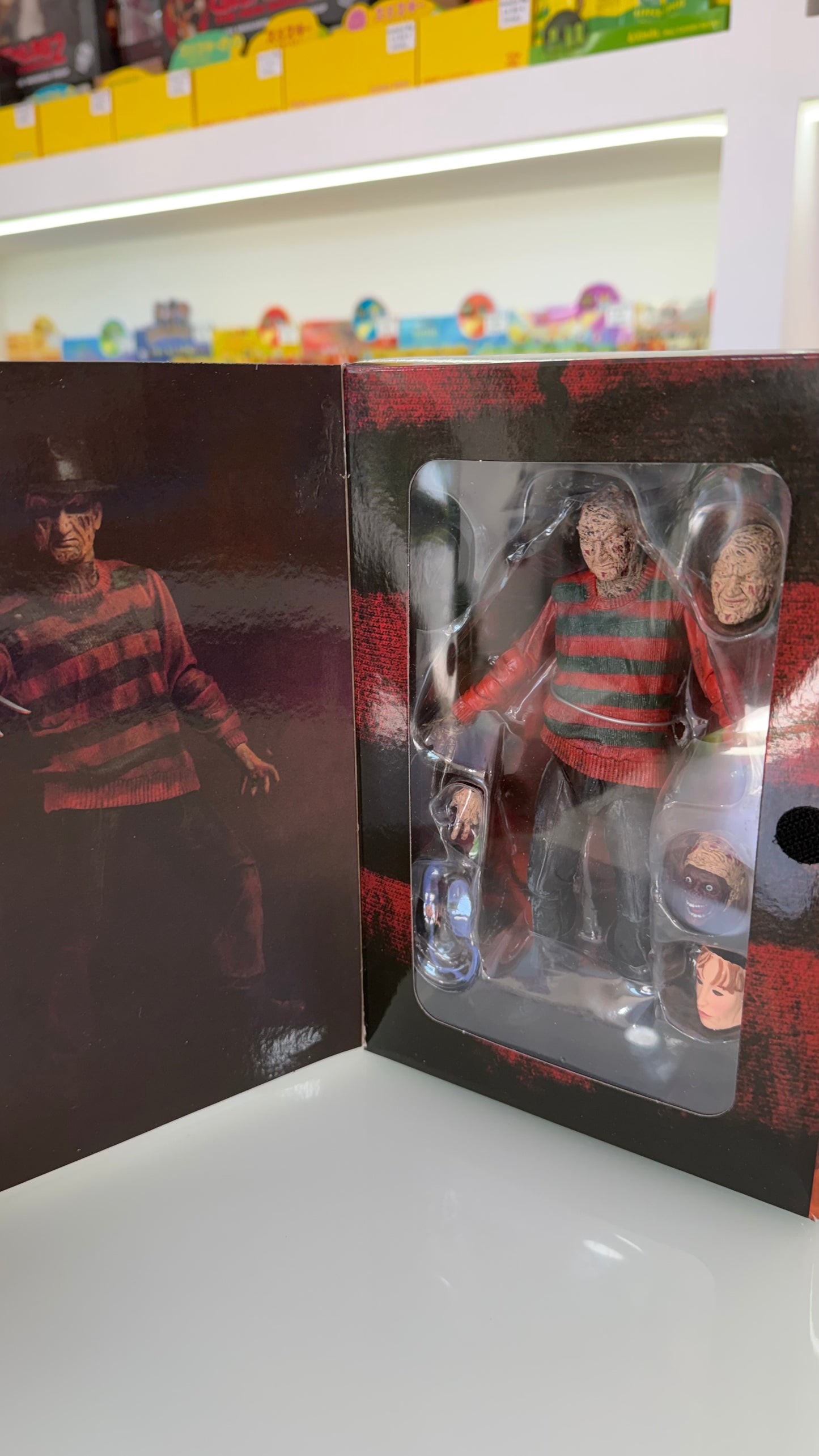 NECA – Freddy Krueger Ultimate Action Figure – A Nightmare on Elm Street – Prodotto ufficiale da collezione