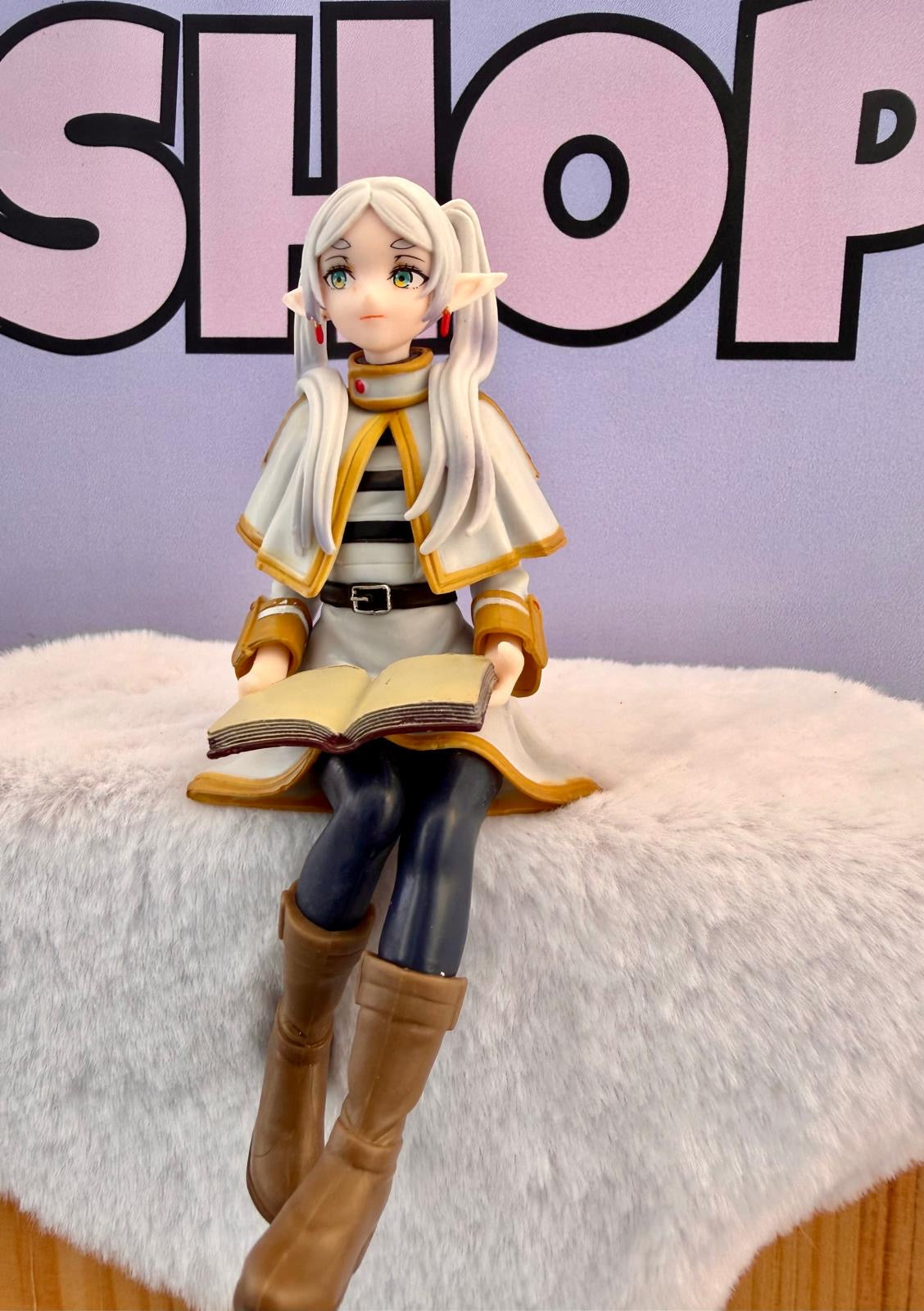 ✨ Frieren – Minifigure da Collezione Seduta (14 cm)