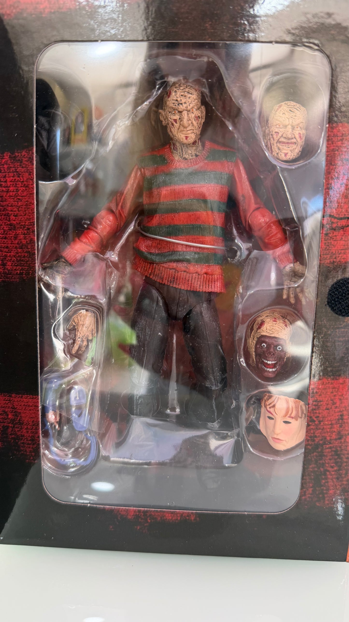 NECA – Freddy Krueger Ultimate Action Figure – A Nightmare on Elm Street – Prodotto ufficiale da collezione