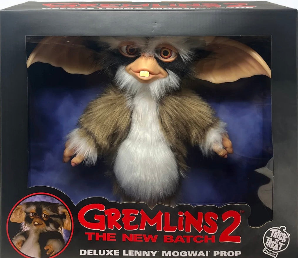 Gremlins 2 – Lenny Mogwai Deluxe Prop | Replica Ufficiale Trick or Treat Studios Disponibilità: Ultimo pezzo
	•	Articolo da collezione - fuori produzione
	•	Nuovo, confezione originale sigillata
	•	Raro da trovare in Europa