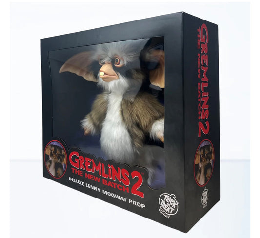 Gremlins 2 – Lenny Mogwai Deluxe Prop | Replica Ufficiale Trick or Treat Studios Disponibilità: Ultimo pezzo
	•	Articolo da collezione - fuori produzione
	•	Nuovo, confezione originale sigillata
	•	Raro da trovare in Europa