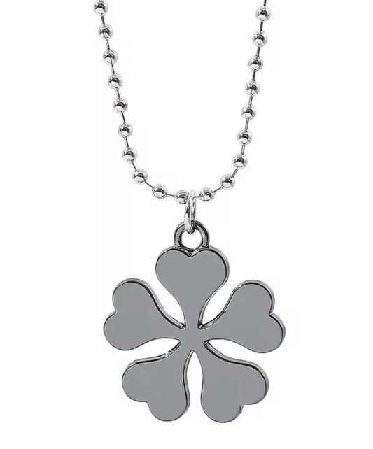 Collana Black Clover – Emblema dei Silver Eagles (Quadrifoglio Argento)